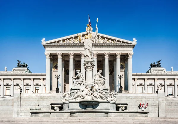 Österreichisches Parlamentsgebäude mit berühmtem Pallas Athena Brunnen in Wien, Österreich — Stockfoto