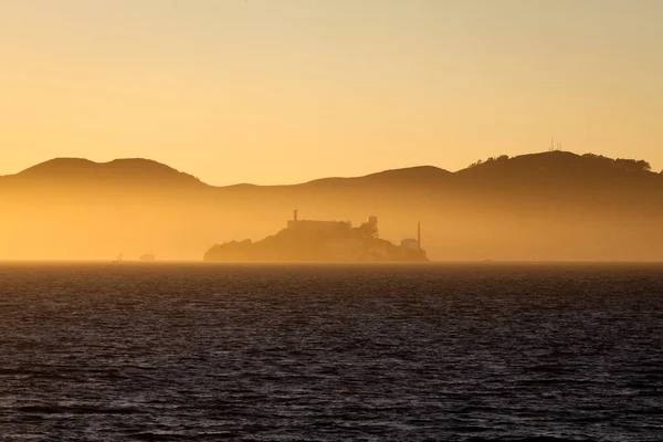 Alcatraz wyspa o zachodzie słońca, San Francisco, California, Stany Zjednoczone Ameryki — Zdjęcie stockowe