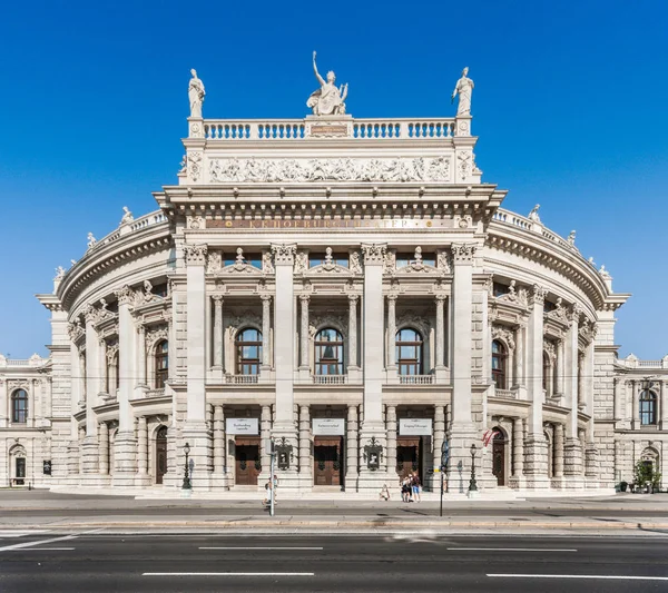 Gyönyörű kilátás nyílik a történelmi Burgtheater (Imperial Court Theatre), Bécs, Ausztria — Stock Fotó