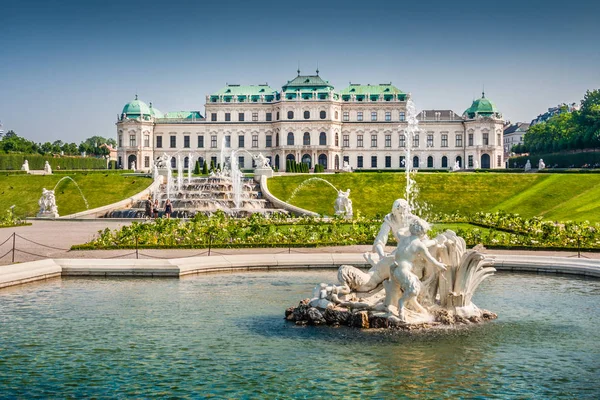 Hermosa vista del famoso Schloss Belvedere, construido por Johann Lukas von Hildebrandt como residencia de verano para el príncipe Eugenio de Saboya, en Viena, Austria —  Fotos de Stock