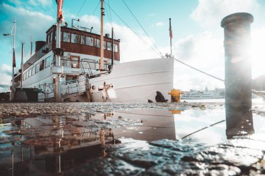 Gün batımında Stockholm limanında eski gemi, İsveç, İskandinavya