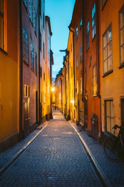 Stockholm'ün Gamla Stan eski şehir bölgesi gece, İsveç