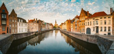 Gün doğumunda Spiegelrei kanalı, Brugge, Flanders, Belçika