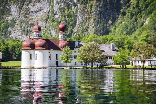 Yaz aylarında St Bartholomae hac şapel ile Koenigssee Gölü — Stok fotoğraf