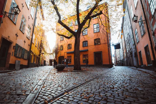 Cena de rua no histórico bairro Gamla Stan de Estocolmo, Suécia — Fotografia de Stock