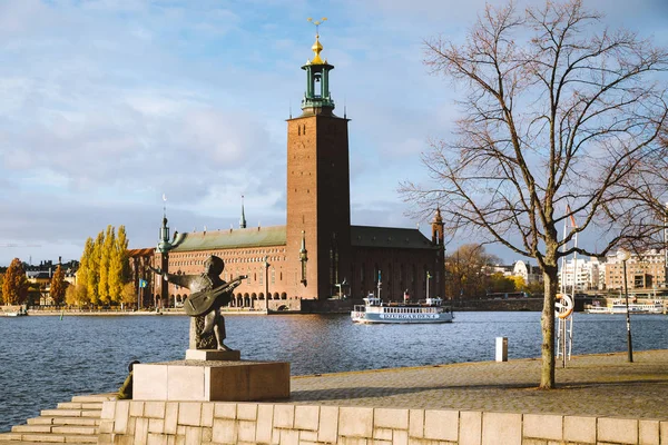 Stockholm stadhuis met Djurgarden veerboot en Evert Taube s — Stockfoto