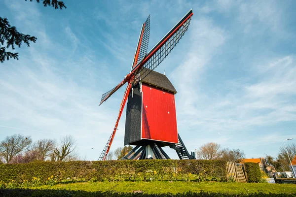 Moulin à vent traditionnel en bois rouge contre ciel bleu — Photo