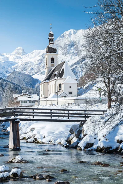 Iglesia de Ramsau en invierno, Berchtesgadener Land, Baviera, Alemania — Foto de Stock