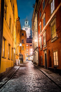 Stockholm'ün Gamla Stan eski şehir bölgesi gece, İsveç