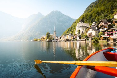 Yaz aylarında geleneksel kürek tekne ile Hallstatt Klasik görünümü