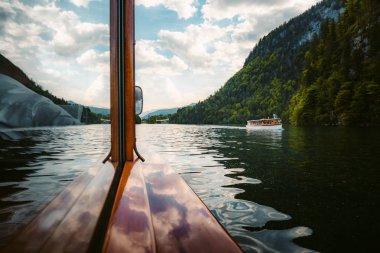 Yazın Konigssee Gölü 'nde geleneksel tekneler, Bavyera, Almanya
