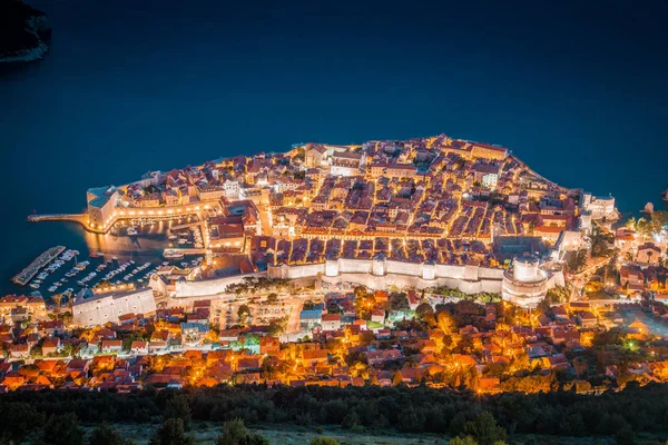 Casco antiguo de Dubrovnik al atardecer, Dalmacia, Croacia — Foto de Stock