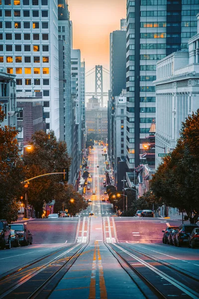 Центр Сан-Франциско с Калифорнийской улицей на восходе солнца, Сан-Франциско, США — стоковое фото