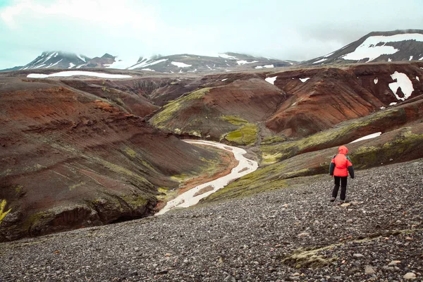 Landmannalaugar dağlık bölgesinde yürüyüşçü, İzlanda — Stok fotoğraf