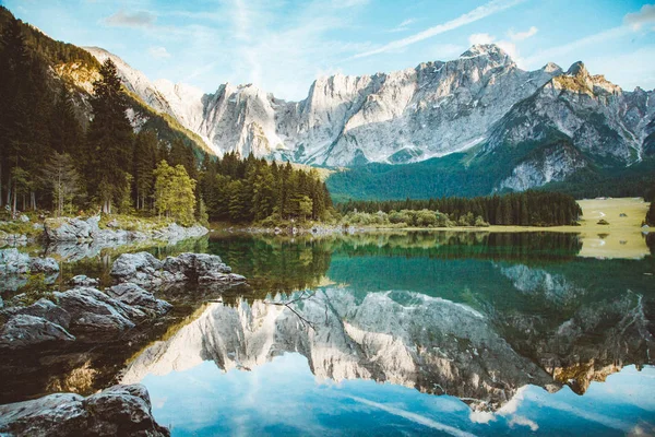 Sakin gölde yansıyan alp tepeleriyle güzel bir sabah manzarası. — Stok fotoğraf