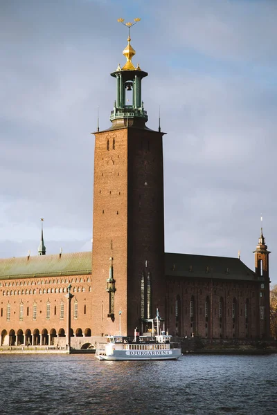 Stockholm city hall with Djurgarden ferry boat at sunset, Sweden — 스톡 사진