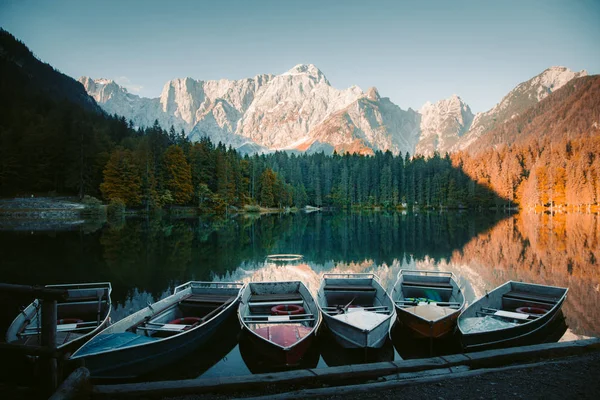 Прекрасна ранкова сцена з човнами в гірському озері на сході сонця — стокове фото
