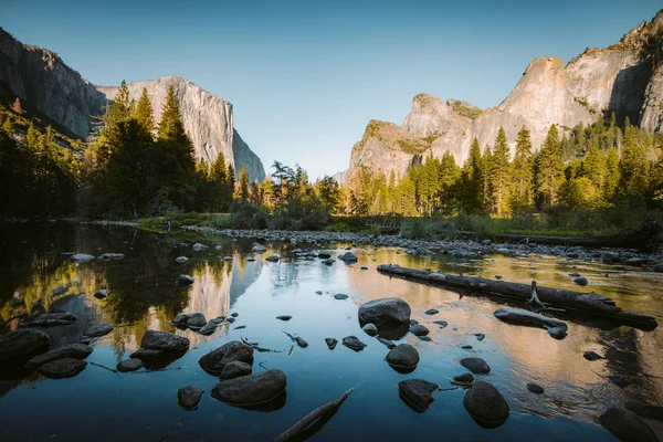 Yosemite Nationalpark bei Sonnenuntergang im Sommer, Kalifornien, USA — Stockfoto