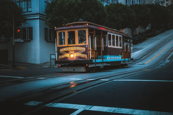 Şafak vakti ünlü Kaliforniya Caddesi 'nde tarihi San Francisco Kablo Arabası — Stok fotoğraf