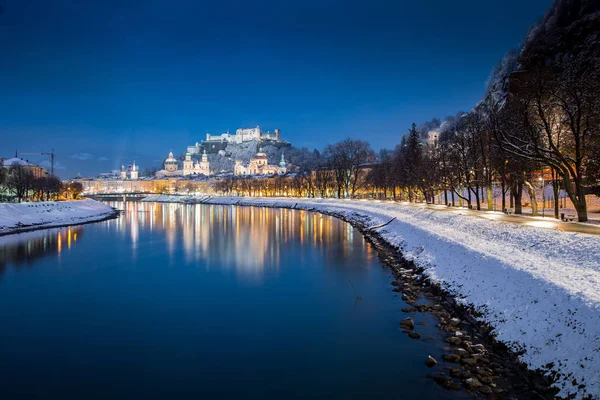 Salzburgo cidade velha no crepúsculo no inverno, Áustria — Fotografia de Stock