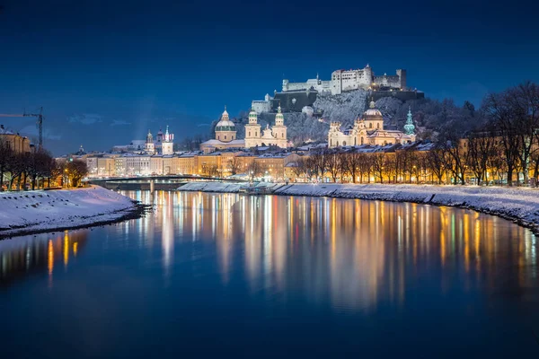 Salisburgo centro storico al crepuscolo in inverno, Austria — Foto Stock