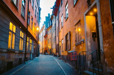 Stockholm'ün Gamla Stan eski şehir bölgesi gece, İsveç