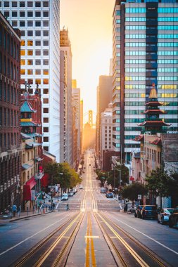 Gün doğumunda California Street ile Downtown San Francisco, San Francisco, Abd