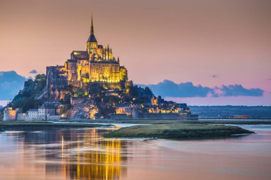 Mont Saint-Michel alacakaranlıkta, Normandiya, Fransa