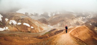 Landmannalaugar dağlık bölgesinde yürüyüşçü, İzlanda