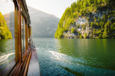 Yaz aylarında Koenigssee gölünde geleneksel tekne, Bavyera, Almanya