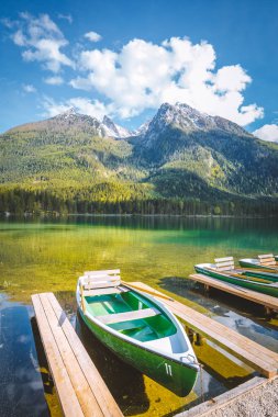 Yaz aylarında Hintersee gölünde tekneler, Bavyera, Almanya
