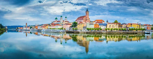 Günbatımında Tuna Nehri ile Passau şehri manzarası, Bavyera, Almanya — Stok fotoğraf