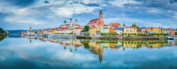 Panorama města Pasov s řekou Dunaj při západu slunce, Bavorsko, Německo — Stock fotografie