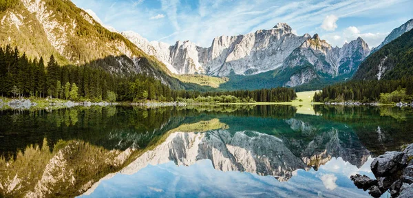 Beautiful morning scene with alpine peaks reflecting in tranquil lake — 스톡 사진