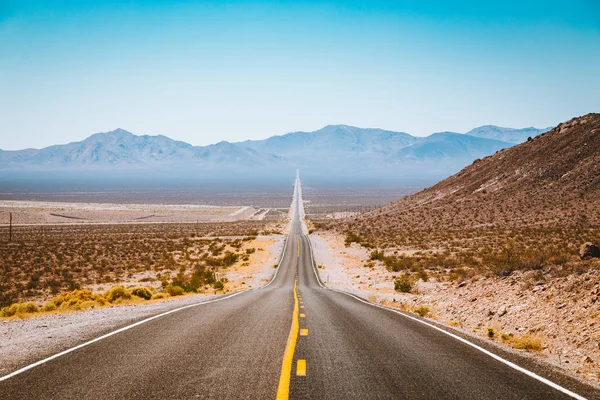 アメリカ西部の古典的な高速道路の眺め — ストック写真