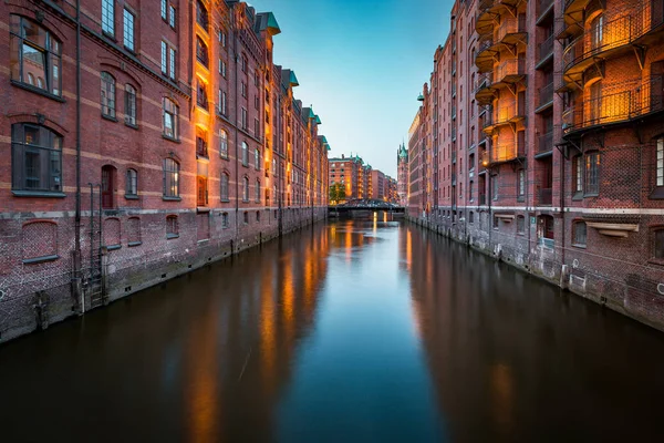 Hamburg Speicherstadt za soumraku, Německo — Stock fotografie