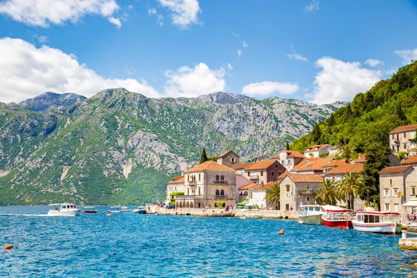 Ciudad histórica de Perast en Bahía de Kotor en verano, Montenegro —  Fotos de Stock