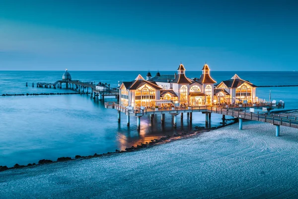 Sellin Pier at crepúsculo, Mar Báltico, Alemanha — Fotografia de Stock