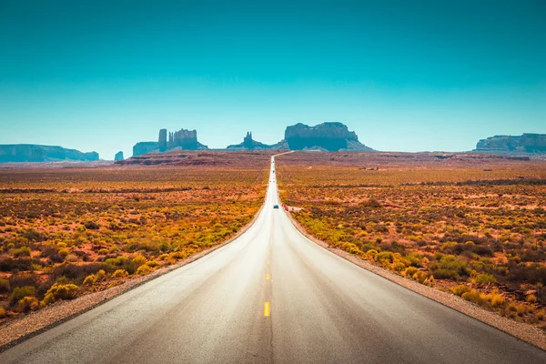 Vista clásica de la autopista en Monument Valley, Estados Unidos —  Fotos de Stock