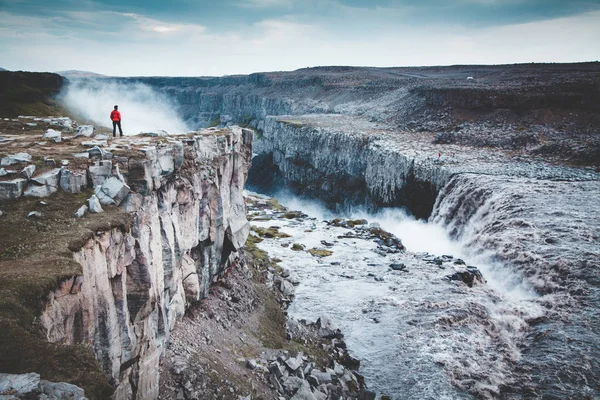 Wandelaar bij gigantische Dettifoss waterval in IJsland — Stockfoto