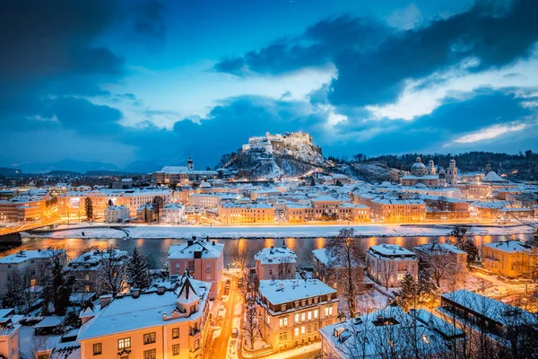 Vista classica di Salisburgo nel periodo natalizio in inverno, Austria — Foto Stock