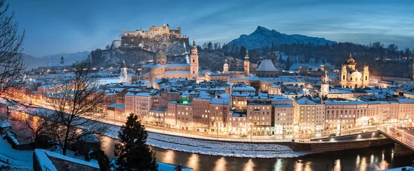 Salzburg panoráma karácsonykor télen, Ausztriában — Stock Fotó