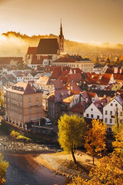Gün doğumunda Cesky Krumlov tarihi kenti, Bohemya, Çek Cumhuriyeti