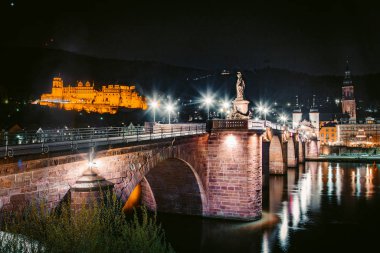 Geceleri Neckar nehri ile Heidelberg şehir panoraması, Baden-Wurttemberg, Almanya