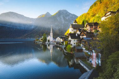 İlkbaharda Hallstatt dağ köyü, Salzkammergut, Avusturya