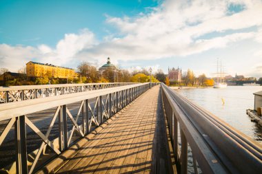 Gün batımında Stockholm'deki Skeppsholmen köprüsü, İsveç