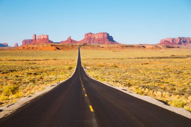 Gün batımında Monument Valley'de klasik otoyol manzarası, ABD