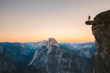 Uzun yürüyüşe çıkan kimse Yosemite Milli Parkı, Kaliforniya, ABD