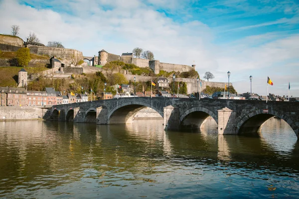 Zabytkowe miasto Namur ze starym mostem i rzeką Mozą, Wallonia, Belgia — Zdjęcie stockowe