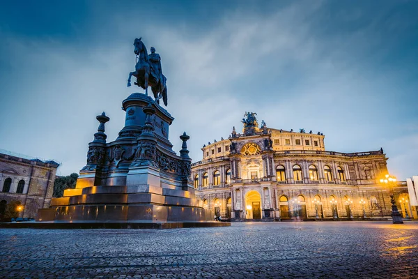 Dresda Semperoper con cielo drammatico al crepuscolo, Sassonia, Germania — Foto Stock